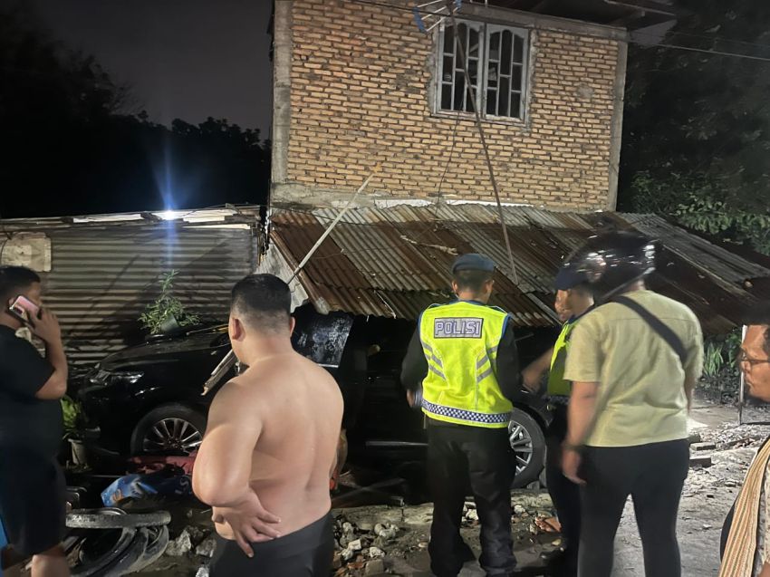 Mobil Hilang Kendali di Depan Mako, Brimob Sumut Bergerak Cepat Amankan Lokasi