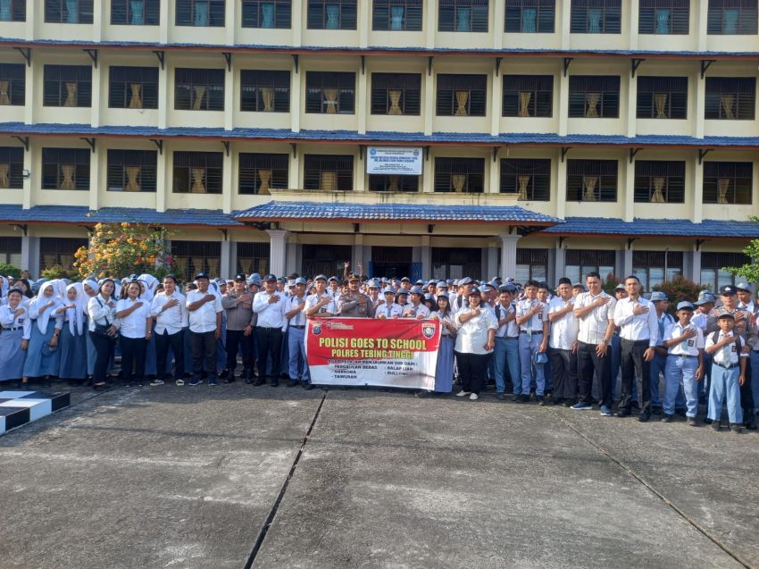 Kasat Binmas Polres Tebing Tinggi Melaksanakan Program Polisi Pimpin Sekolah di Perguruan Yapim
