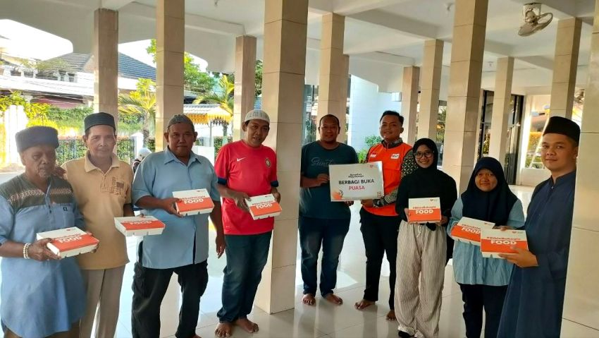 100 Paket Buka Puasa Rumah Zakat Untuk Jamaah Masjid Al Ishlah