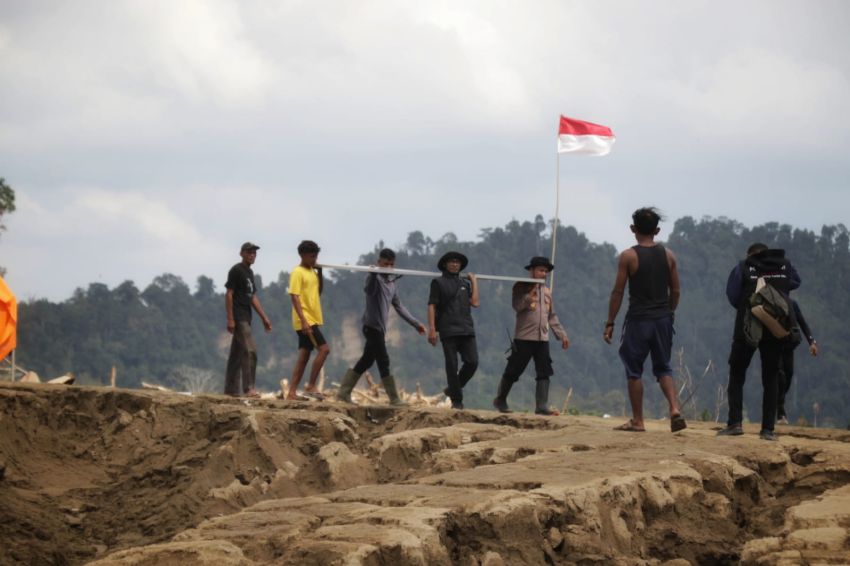 Susuri Sungai ke Dusun Sarah Raja Aceh Utara, Tim ARUS Melawan Arus