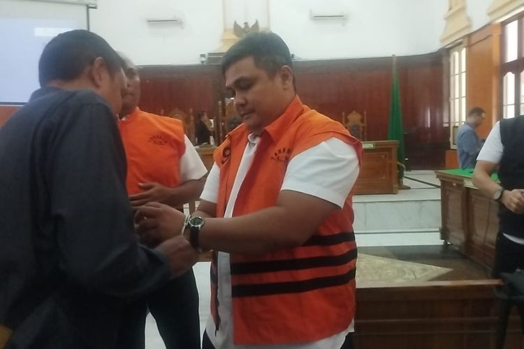 Mantan Kepala Dinas PUPR Sumut Dituntut 5 Tahun 6 Bulan Penjara, Topan Obaja Pilih Diam