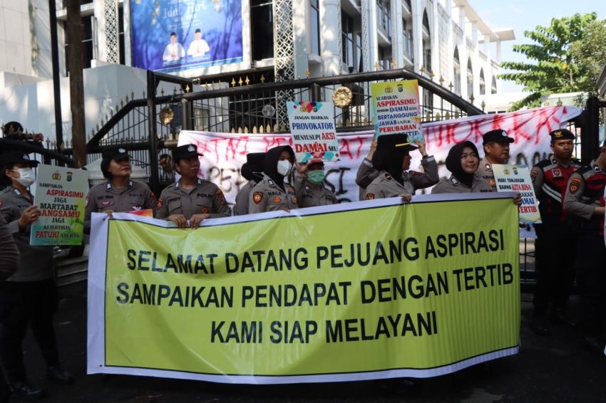 Aksi Humanis Polrestabes Medan Kawal Penyampaian Aspirasi di Gedung DPRD Sumut