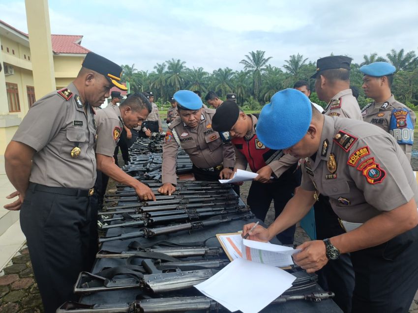 Cegah Penyalahgunaan, Wakapolres Padang Lawas Pimpin Pengecekan Senjata Api Personel