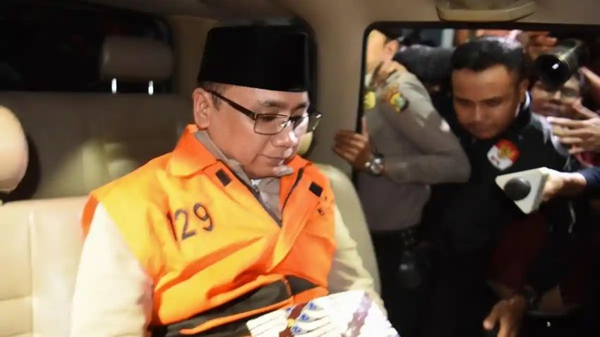 Pakai Baju Oranye No 129, Yaqut Nyangkut di KPK