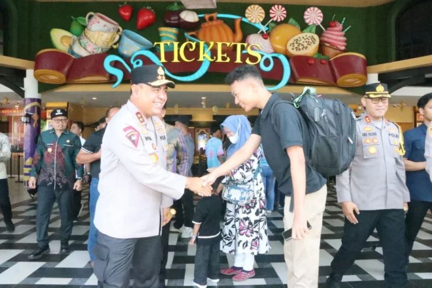 Kapolda Sumut Whisnu Hermawan Sapa Warga di Berastagi, Ciptakan Kehangatan di Tengah Pengamanan Lebaran