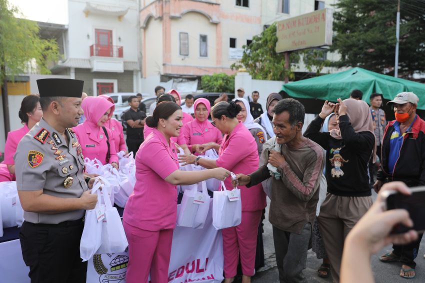 Kapolrestabes Bagi Takjil di depan Mako Polrestabes Medan.