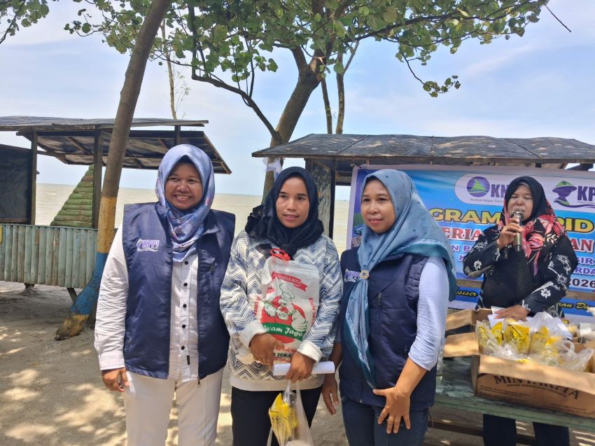 KPPI dan KNTI Deli Serdang Salurkan Bansos untuk Warga Terdampak Banjir Rob di Pantai Labu