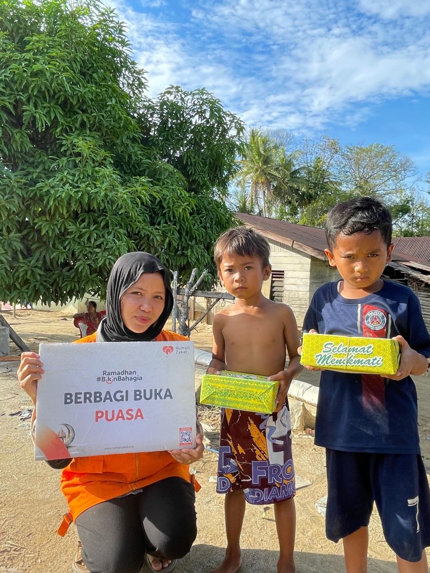Rumah Zakat Salurkan Nasi Kotak kepada Korban Banjir di Desa Aek Ngadol
