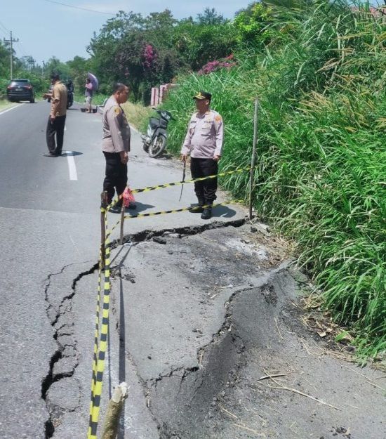 Kapolres Simalungun Lakukan Pengecekan Jalan Amblas di Saribu Dolok