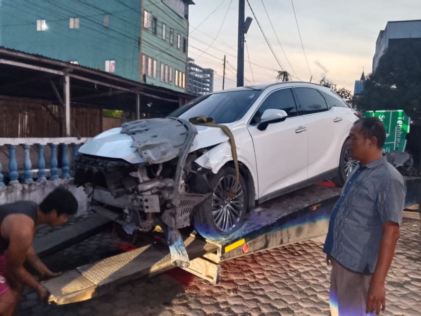 Laga Kambing di Simpang Aksara, Lexus 'Terbang' Hantam Pasutri hingga Patah Tulang