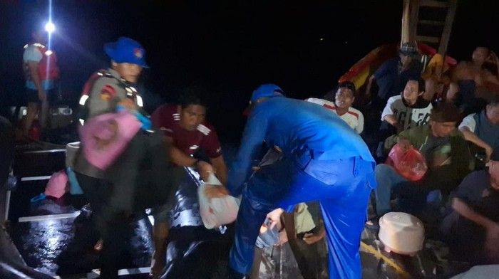 Kapal Bawa 64 Wisatawan Asal Medan dan Pekanbaru Karam di Pulau Salah Namo