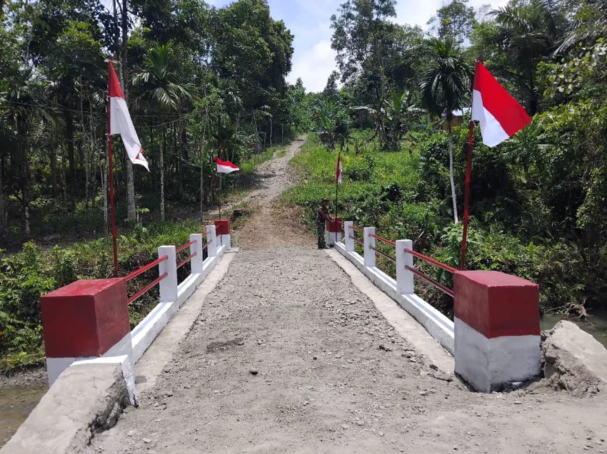 Kodim 0213/Nias Bersama Yon TP 903/Baluseda Rampungkan Pembangunan Jembatan Aramco di Desa Tetehosi Maziaya, Kec. Sitolu Ori  Nias Utara