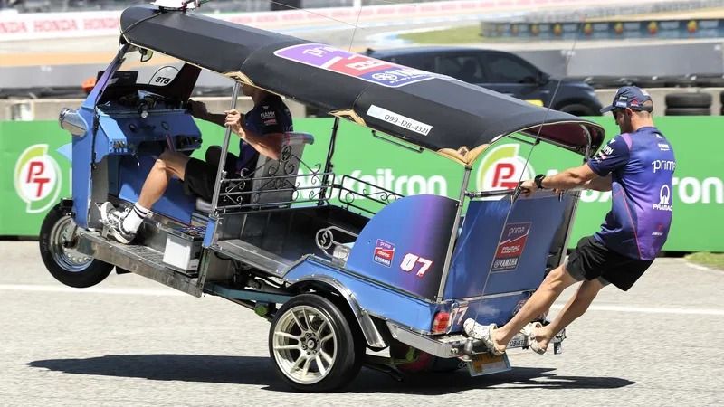 Unik! Toprak Razgatlioglu-Jack Miller Menang di MotoGP Pakai Tuk-Tuk Thailand