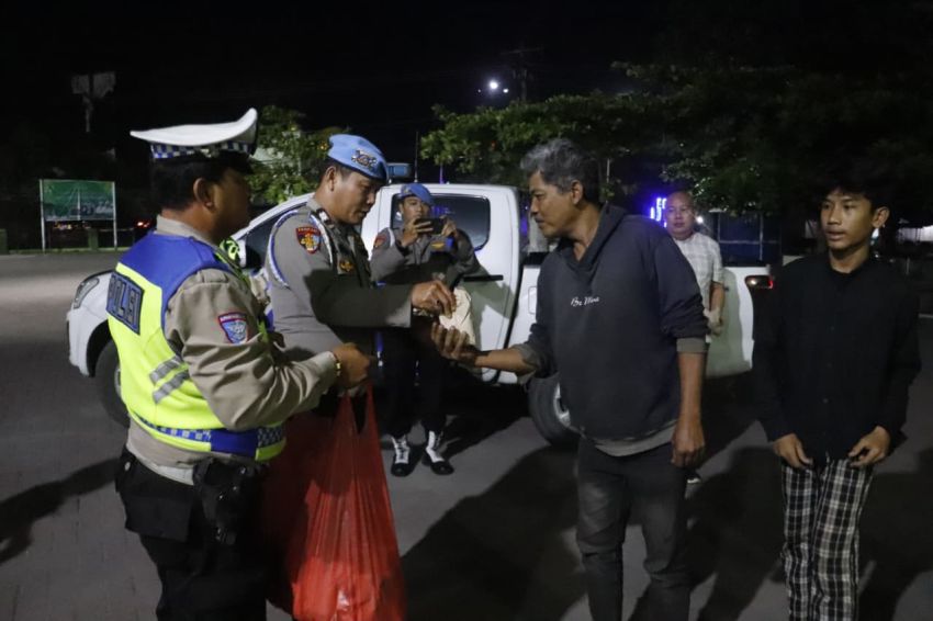 Ramadhan, Polres Langkat Berbagi Nasi Sahur untuk Masyarakat Stabat