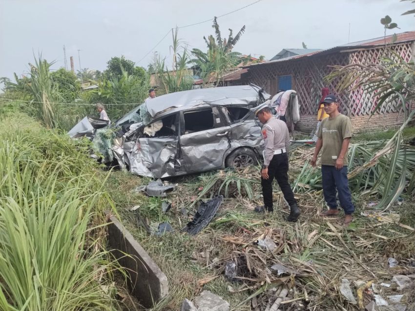 Mobil Ditabrak Kereta Api di Perlintasan, Satu Orang Luka