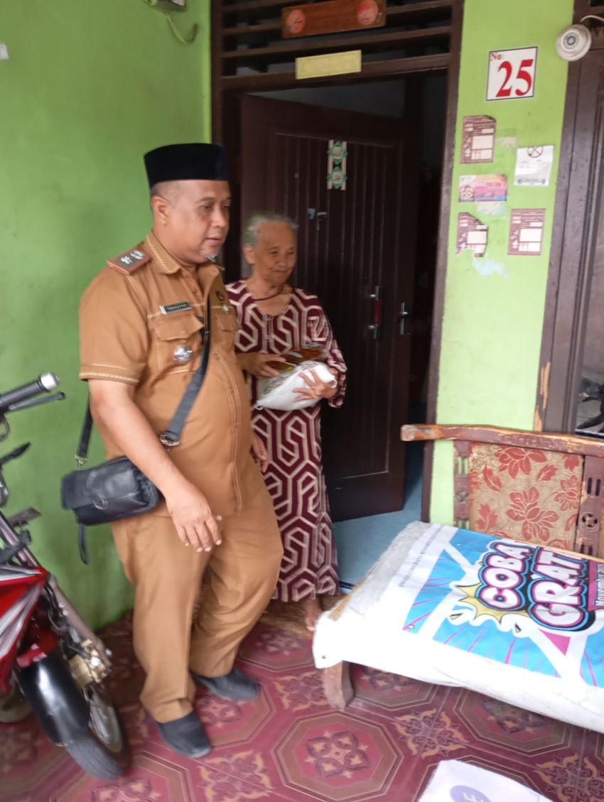 Kelurahan Beringin Bagikan 30 Paket Sembako kepada Lansia dan Kaum Dhuafa