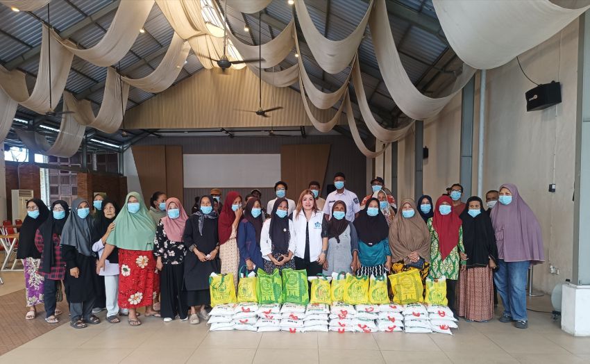 Kafe Ducan Bagikan 80 Paket Sembako kepada Warga, Anak Yatim dan Kaum Dhuafa di Jalan Sakti Lubis Medan