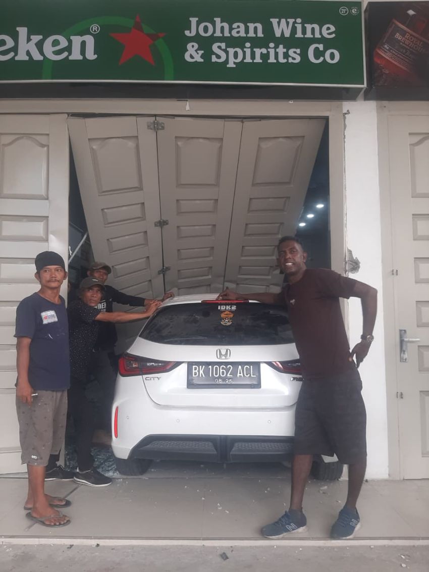 Diduga Pengaruh Miras Pengemudi Mobil Hantam Ruko dan Pengendara Sepeda Motor Hingga Terkapar