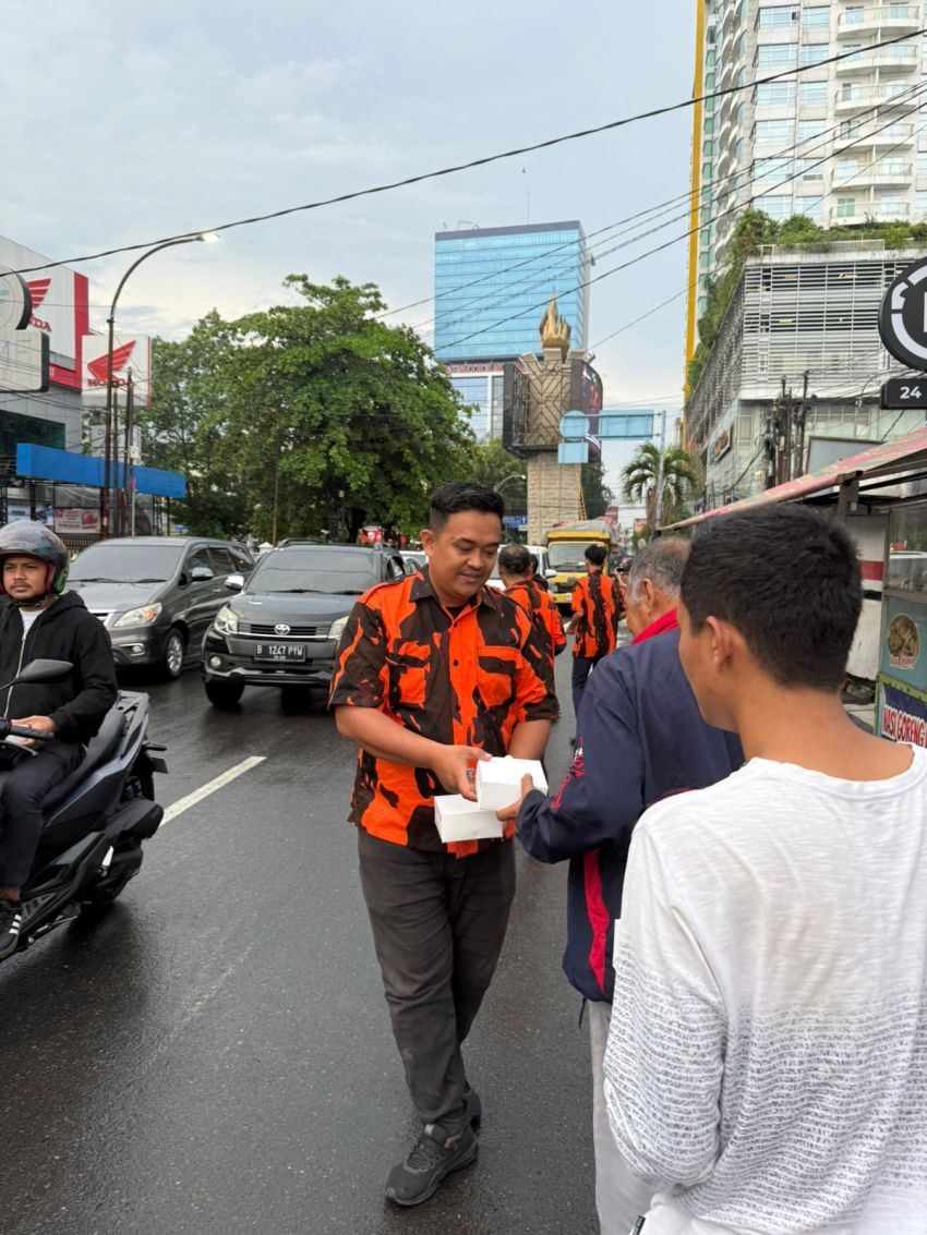 Hendro Ketua Ranting Pemuda Pancasila Kelurahan Petisah Hulu Kecamatan Medan Baru, Berbagi Takjil