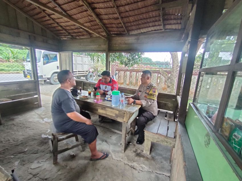 Bhabinkamtibmas Polsek Besitang Sambangi Warga Desa Halaban, Sampaikan Pesan Kamtibmas dan Bahaya Narkoba