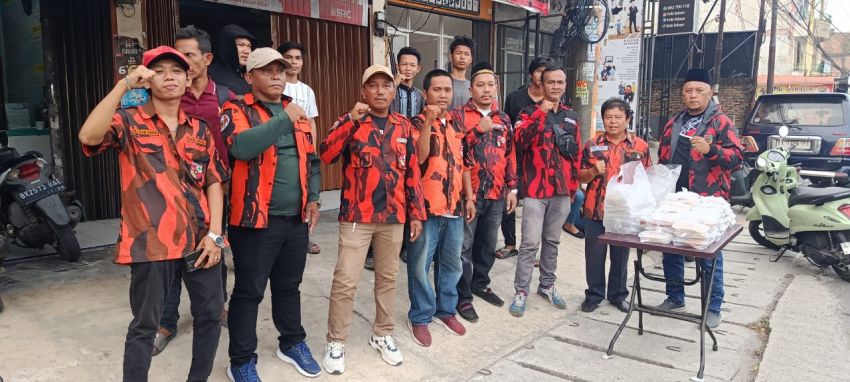 Joni Gultom Ketua Ranting Pemuda Pancasila Kelurahan Titi Rantai Kecamatan Medan Baru, Berbagi Takjil