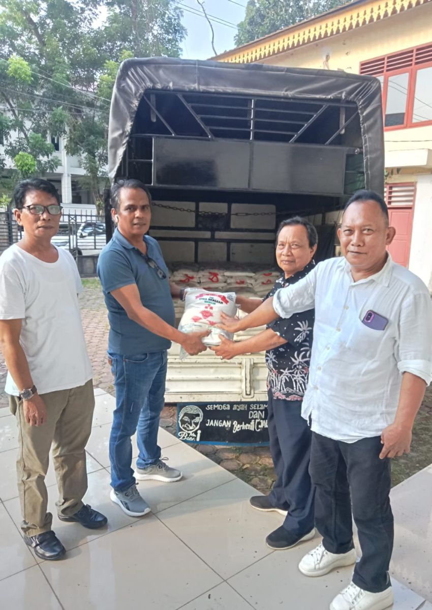 Anggota DPR RI Maruli Siahaan Berikan 200 Karung Beras untuk PWI Sumut