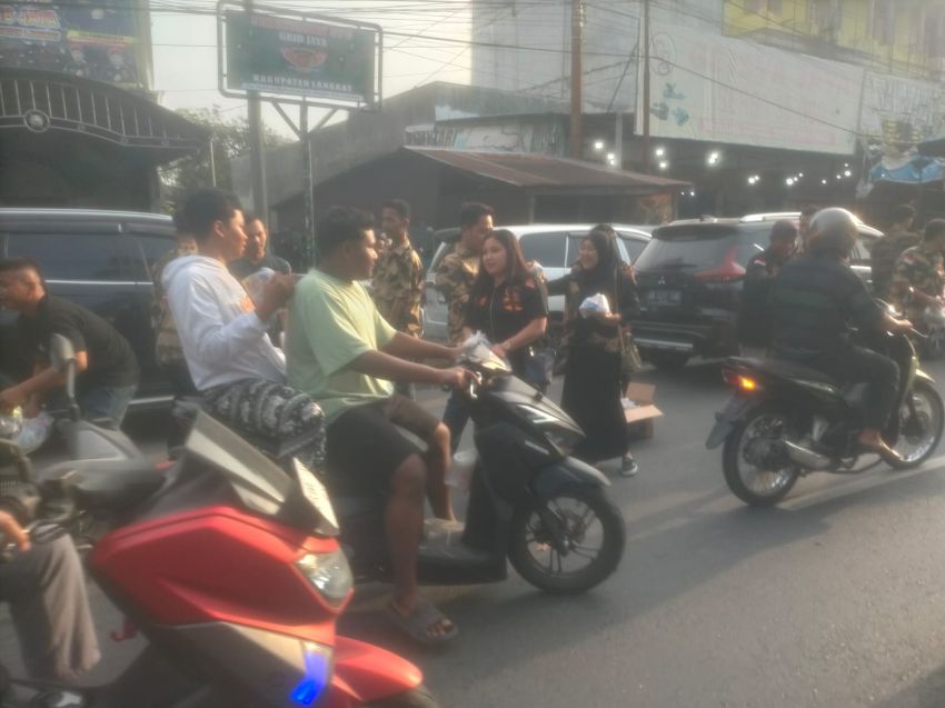 GRIB Jaya dan Satgas GRIB Jaya Langkat Bagikan 1.000 Takjil di Bulan Suci Ramadhan
