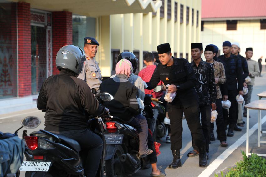 Hangatnya Ramadhan Bersama Brimob Sumut, 200 Takjil Gratis Dibagikan untuk Masyarakat