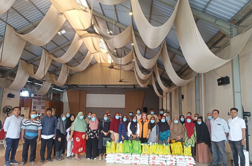 Kafe Ducan Bagikan 80 Paket Sembako kepada Warga, Anak Yatim dan Kaum Dhuafa di Jalan Sakti Lubis Medan