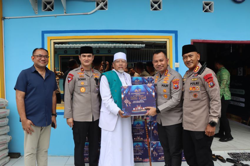 Wujud Kepedulian Polri, Kapolrestabes Medan Dampingi Wakapolda Sumut Salurkan Bantuan Kapolda ke Pesantren Jabal Noor