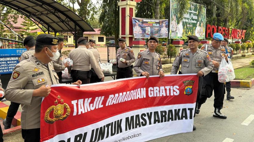Wujud Nyata Kepedulian, Polres Langkat Bagikan Takjil Jelang Berbuka