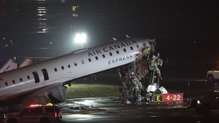 Pilot-Kopilot Tewas Usai Pesawat Tabrak Truk Damkar di Bandara New York
