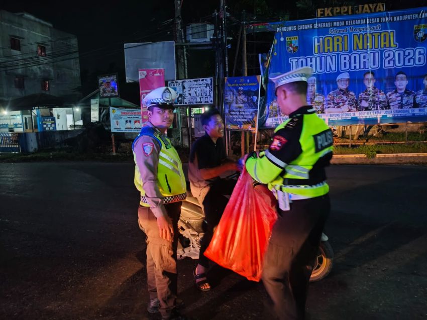 Sahur On The Road Hari ke-15 Ramadhan, Polres Langkat Hadir untuk Warga