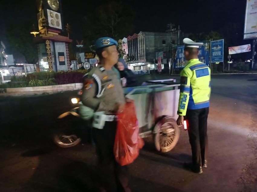 Sambut Fajar Ramadhan, Polres Langkat Berbagi Nasi Sahur untuk Masyarakat Stabat