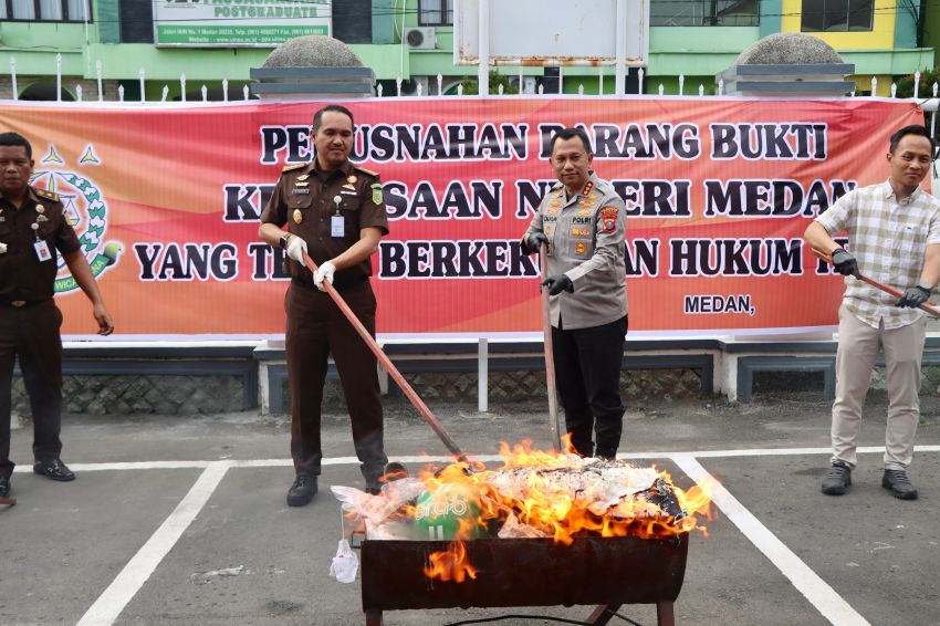 Medan 'Bersih-bersih', Kejari dan Polrestabes Musnahkan Barang Bukti 250 Perkara Kejahatan
