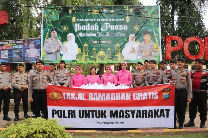 Tebar Kebaikan di Bulan Suci Ramadhan, Polres Langkat Bagikan 200 Paket Takjil ke Pengguna Jalan