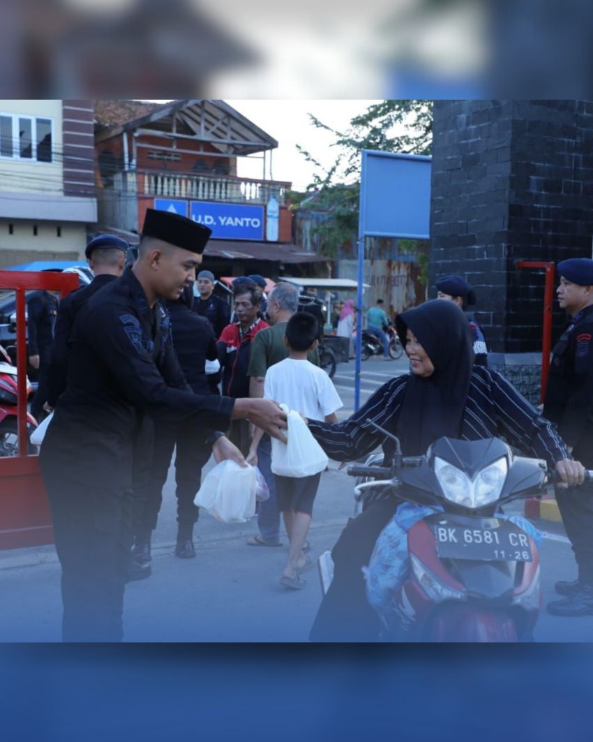 Brimob Sumut Berbagi Berkah Ramadhan, 200 Takjil Dibagikan untuk Pengendara di Sekitar Mako KE Lumi