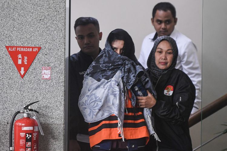 Akal-akalan Korupsi Bupati Fadia Arafiq, ART Jadi Dirut Perusahaan