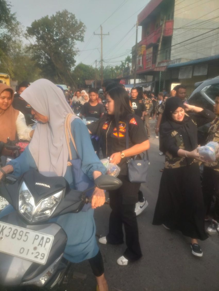 Istri Ketua DPC Satgas GRIB Jaya Langkat Ikut Bagikan 1.000 Takjil di Bulan Suci Ramadhan