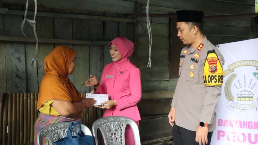 Kapolres Pakpak Bharat dan Ketua Bhayangkari Berikan Bansos kepada Warga Kurang Mampu dan Panti Asuhan