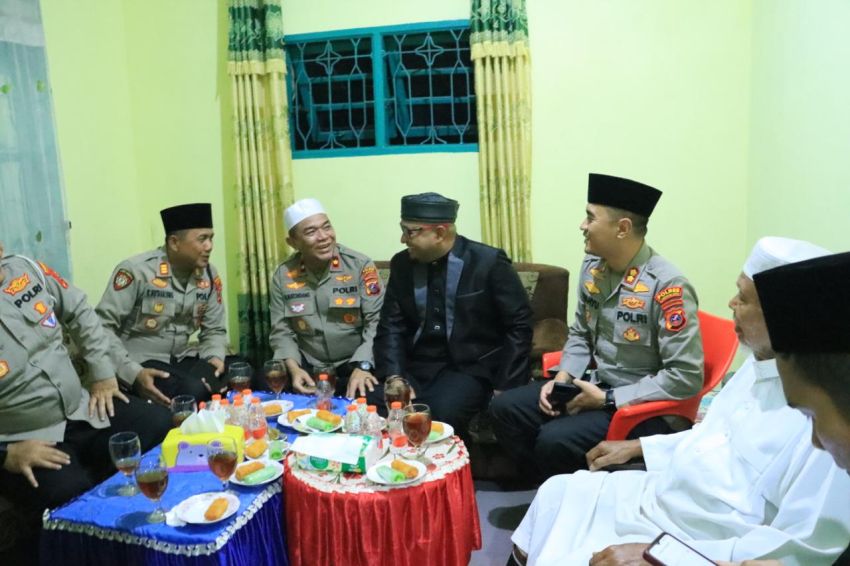 Pererat Silahturahmi, Kapolres Labuhanbatu Jenguk Tokoh Agama di Aek Tapa