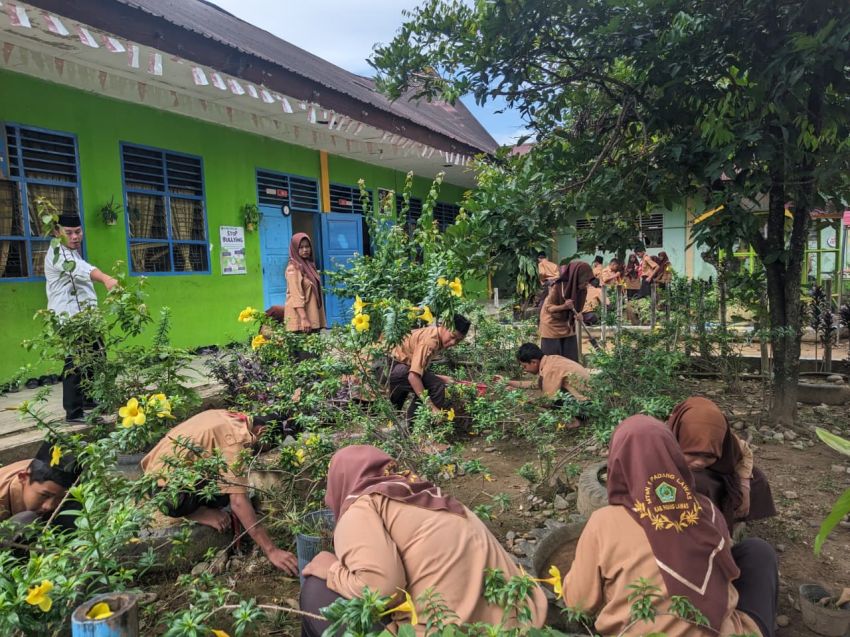 Ekoteologi dalam Aksi, MTsN 1 Palas Wujudkan Iman melalui Gotong Royong