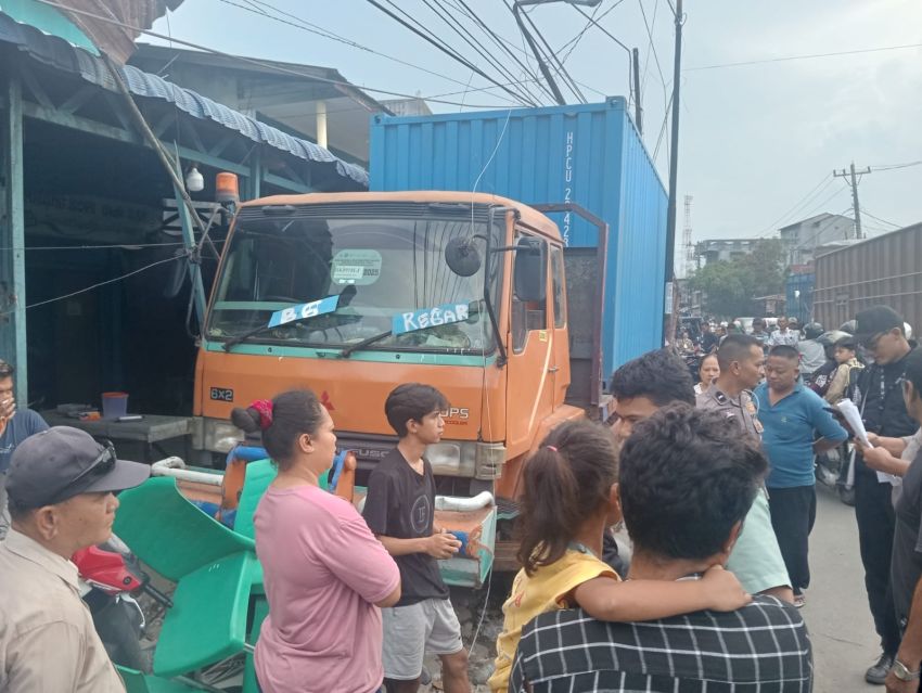 Diduga Tak Laik Jalan, Truk Fuso Mundur dan Hantam Dua Warung
