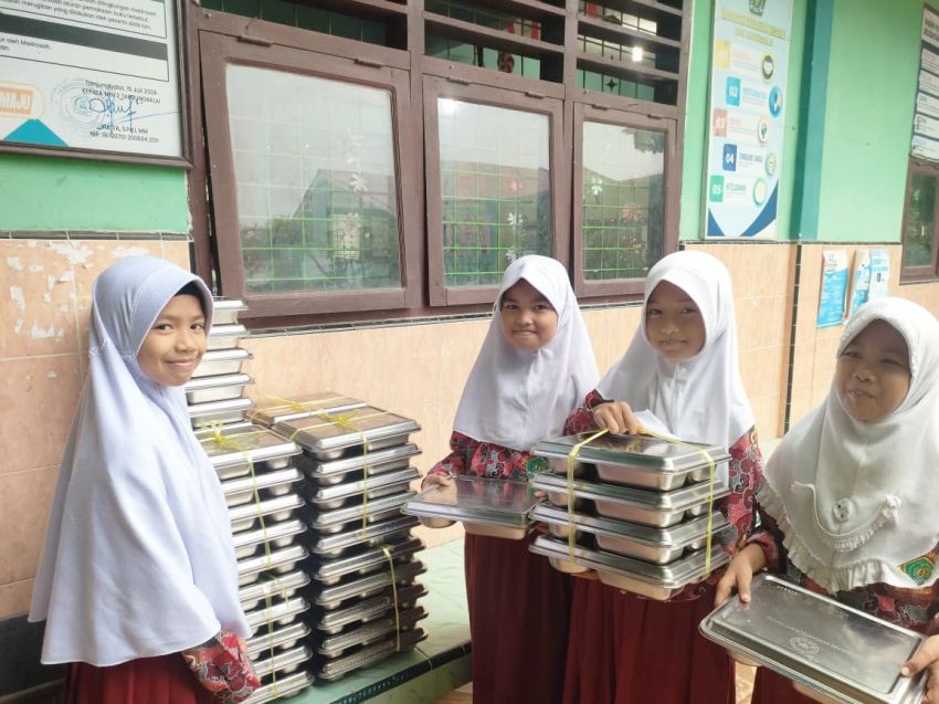 Siswa MIN 2 Tanjungbalai Ceria Nikmati  MBG Pasca Ramadan
