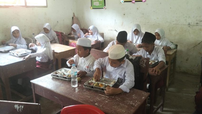 Senyum Ceria Siswa Sambut MBG Perdana di MIN 7 Palas