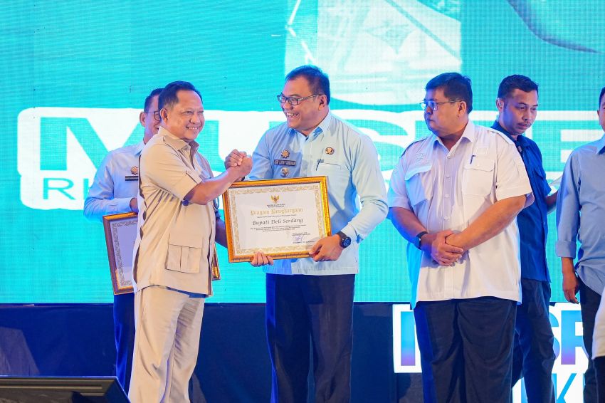Bupati Deli Serdang Teken MoU dan Raih Penghargaan Mendagri
