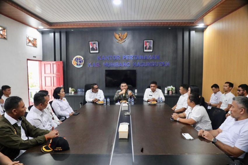 Kunjungi Kantah Humbahas, Wamen Ossy Tekankan Pentingnya Akurasi Data Pertanahan