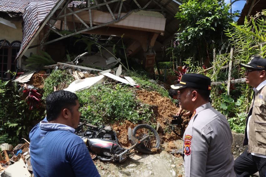 Satu Keluarga Tertimbun Longsor, Kapolrestabes Medan: Tim Gabungan Prioritaskan Evakuasi