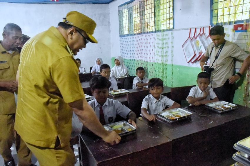Petani Suplai Langsung ke Dapur, Bupati Tinjau Distribusi MBG di SDN 106144 Sei Mencirim
