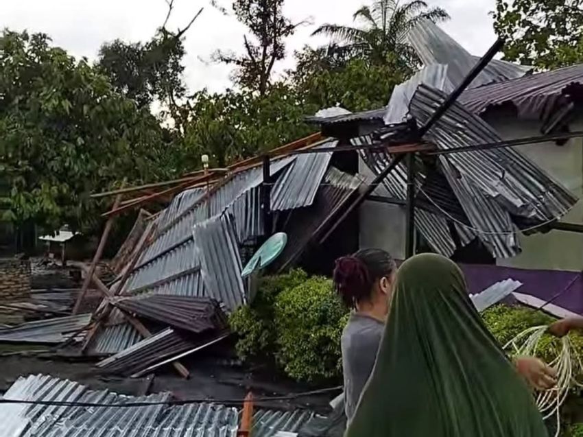 Hujan Deras dan Angin Kencang Terjang Labusel, Belasan Rumah Rusak, Kanopi  Masjid Roboh
